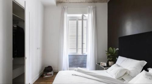 1 dormitorio con cama blanca y ventana en App Leoncino Design Apartment in Rome, en Roma