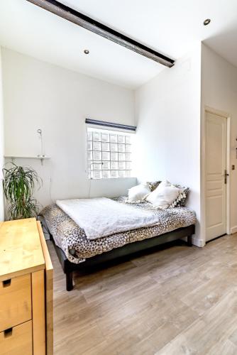 Cama o camas de una habitación en Studios entre le Pont d' Avignon et le Palais des Papes