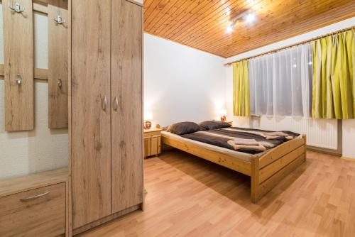 - une chambre avec un grand lit dans l'établissement Hotel Krpáčovo, à Krpáčovo