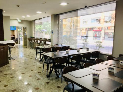 Un restaurante o sitio para comer en Master Express Cidade Baixa - Próximo à UFRGS e à Santa Casa