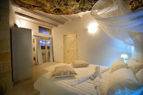 um quarto com uma cama grande num quarto em Koukis House em Falasarna