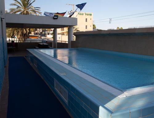 a swimming pool on top of a building at Motel Aviv in Eilat