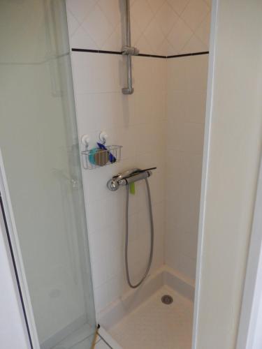 une salle de bain avec une douche avec une porte vitrée dans l'établissement Villa De Guénifey, à Josse