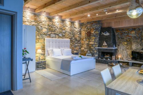 una camera con letto e parete in pietra di Amicasa Private Seaside Suite a Pachis