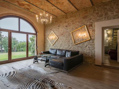 salon z kanapą i dużym oknem w obiekcie Provincial villa in Magione with private pool w mieście Magione