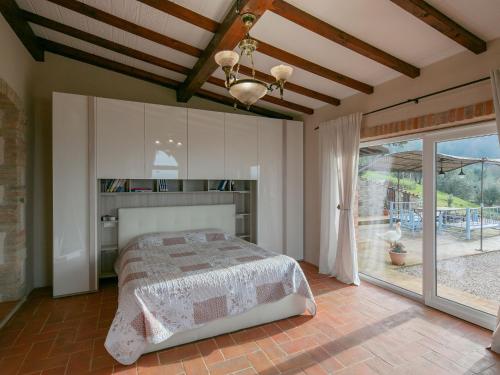 sypialnia z łóżkiem i dużym oknem w obiekcie Provincial villa in Magione with private pool w mieście Magione
