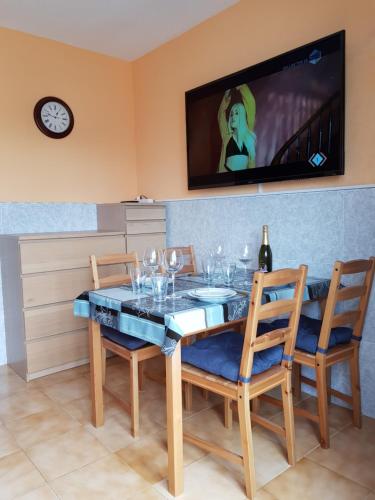 a dining room with a table with wine glasses on it at Casa Veon Fuerteventura in Costa de Antigua