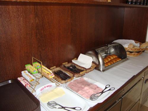 Un mostrador con comida y una tostadora sobre una mesa. en Aliança Alojamento Local, en Guarda