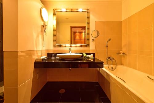 Een badkamer bij Pestana Grand Ocean Resort Hotel
