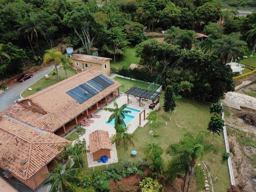 an aerial view of a house with a swimming pool at Nosso Recanto Pérola in Capitólio