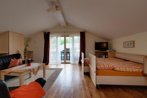 una camera con letto, divano e tavolo di Ferienwohnungen Andrea a Grainau