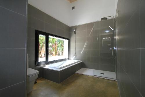 une salle de bain avec une baignoire et une fenêtre dans l'établissement Villa Puesta de Luna, à Tazacorte