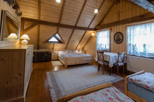 Tempat tidur dalam kamar di Malinowa 6 - Domek w Szczyrku z sauną i balią - płatne dodatkowo