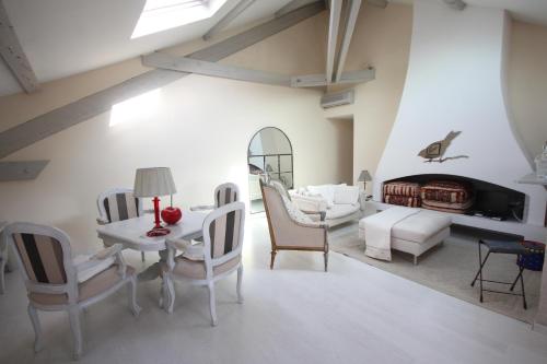 un salon avec une table, des chaises et un canapé dans l'établissement carré d'or rue d'ANTIBES à quelques pas du palais des Festivals, à Cannes