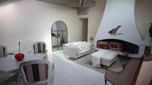 sala de estar con sofá y mesa en carré d'or rue d'ANTIBES à quelques pas du palais des Festivals en Cannes