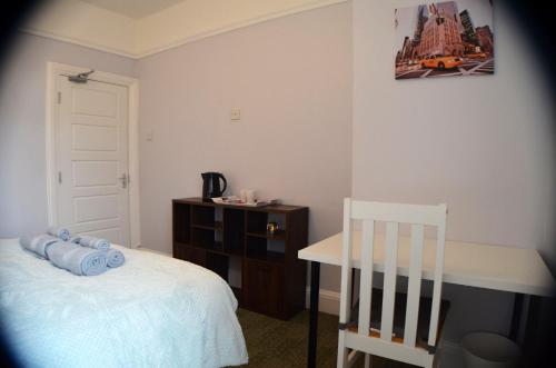 Katil atau katil-katil dalam bilik di Gorton Mount Hotel Manchester