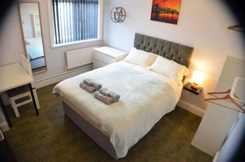 Katil atau katil-katil dalam bilik di Gorton Mount Hotel Manchester