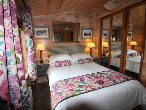 a bedroom with two beds in a cabin at Charming Cottage in Romney Marsh Britain with Wooden Deck in Ivychurch