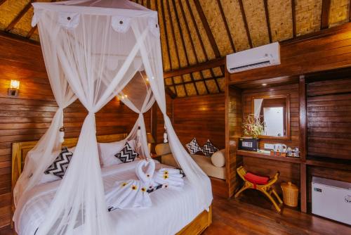 A bed or beds in a room at Lembongan Small Heaven Bungalow