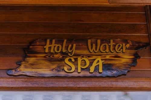 a sign that sayshelp water spara on a wooden wall at Lembongan Small Heaven Bungalow in Nusa Lembongan