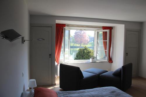 een slaapkamer met een bed en een raam bij Le Pré-Chet in Profondeville