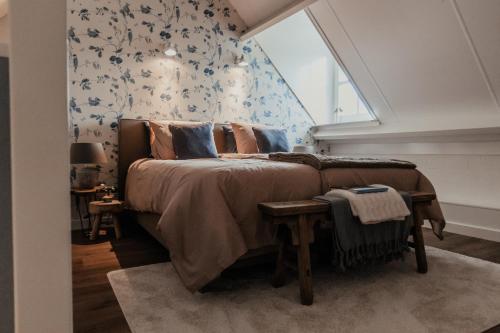 a bedroom with a large bed with a window at Blauwe Lucht in Deurne