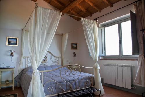 Ένα ή περισσότερα κρεβάτια σε δωμάτιο στο Agriturismo Specchio Del Lago