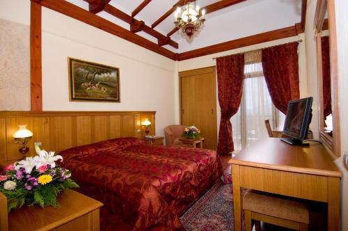 Hotel Aiges Melathron tesisinde bir odada yatak veya yataklar