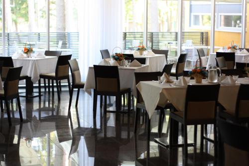 Un restaurante u otro lugar para comer en Meresuu Spa & Hotel