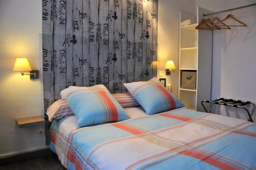 um quarto com uma cama com duas almofadas em Hôtel Saint Jean em Tours