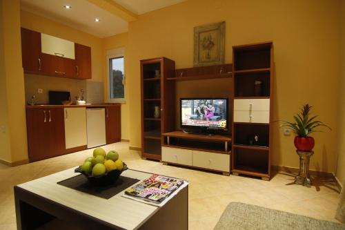 sala de estar amplia con TV y mesa en Kopernikus Apartments, en Ulcinj