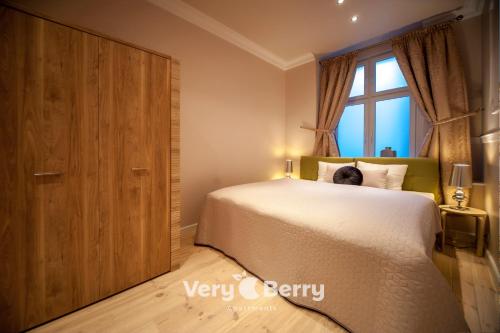 A bed or beds in a room at Very Berry - Kramarska 18 - Old City Stary Rynek, check in 24h