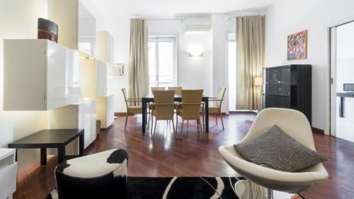 ein Wohnzimmer mit einem Esstisch und Stühlen in der Unterkunft Italianway-Cristoforo Colombo in Mailand