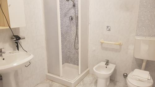 リオマッジョーレにあるロカンダ ダラ コンパニーヤのバスルーム(シャワー、トイレ、シンク付)