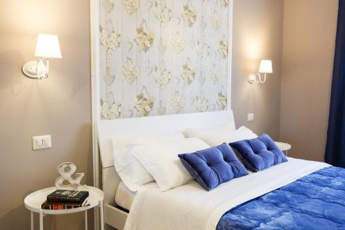 ローマにあるA Casa di Leonardo IIのベッドルーム1室(青い枕のベッド1台付)