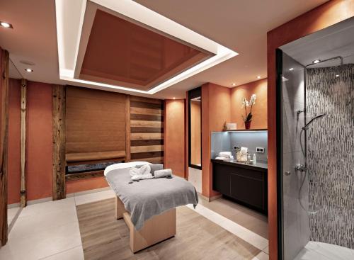 a massage room with a bench and a shower at MGM Hôtels & Résidences - Résidence Alexane in Samoëns