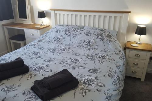 コンウィにあるLlanryan, Conwy Marinaのベッドルーム1室(青と白の毛布付きのベッド1台付)
