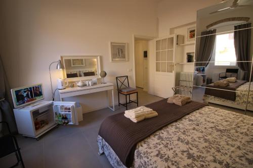 sypialnia z łóżkiem, lustrem i telewizorem w obiekcie Klee House Trastevere w Rzymie
