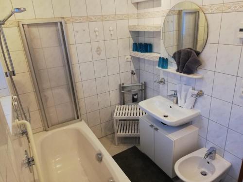 łazienka z umywalką, toaletą i prysznicem w obiekcie Apart Family Schweng w mieście Tux
