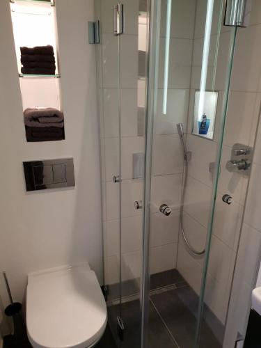 Un baño de Souterrainwohnung im Grünen