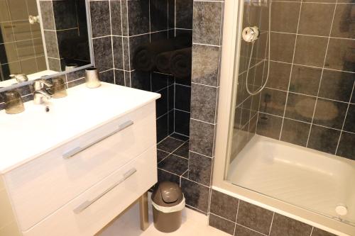 een badkamer met een douche, een wastafel en een bad bij STUDIO CENTRE VILLE COMPIÈGNE in Compiègne