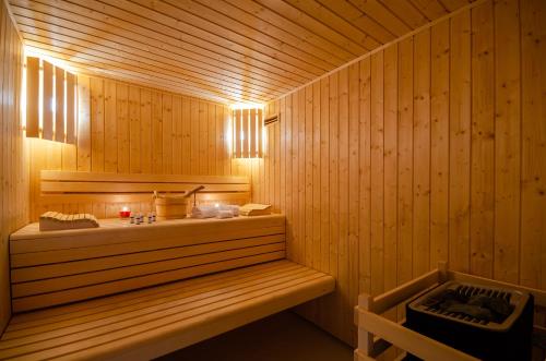 a sauna with a bench in a wooden room at Praia do Sal Resort in Alcochete