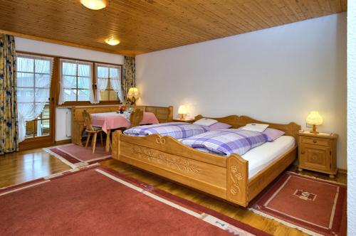1 Schlafzimmer mit einem großen Bett und einem Esszimmer in der Unterkunft Gasthaus Sonne in Münstertal