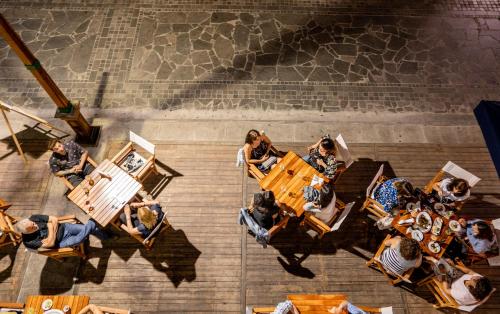 a group of people sitting at tables in a restaurant at Hotel Baquedano Boulevard in Iquique