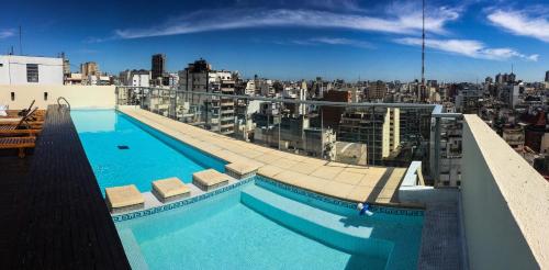 uma piscina no telhado de um edifício em Recoleta Apart Swim & Relax em Buenos Aires