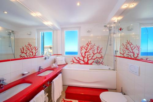 Ett badrum på Hotel Corallo Sorrento