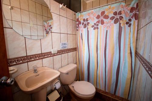 y baño con lavabo, aseo y cortina de ducha. en Wake Up Cusco, en Cusco