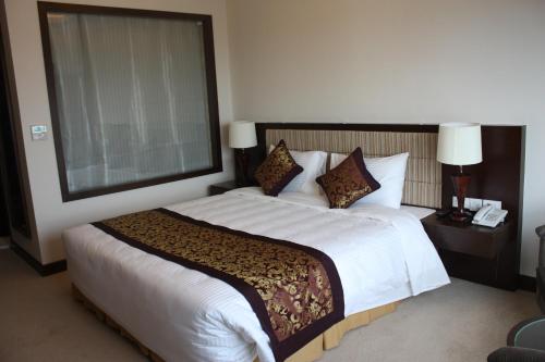 Кровать или кровати в номере Muong Thanh Luxury Song Lam Hotel