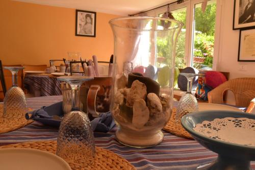 een tafel met een vaas bovenop een tafel bij B&B Al Mare Di Greis in Lido Adriano