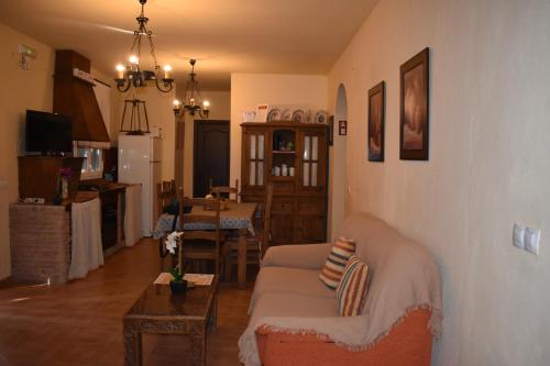 ポソ・アルコンにあるAlojamientos Rurales la Lomaのリビングルーム(ソファ、テーブル付)